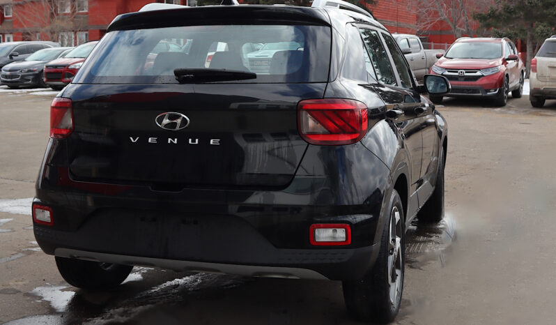 
2021 Hyundai Venue SEL full									