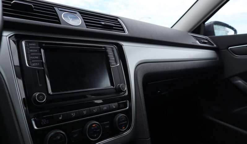 
2017 Volkswagen Passat full									