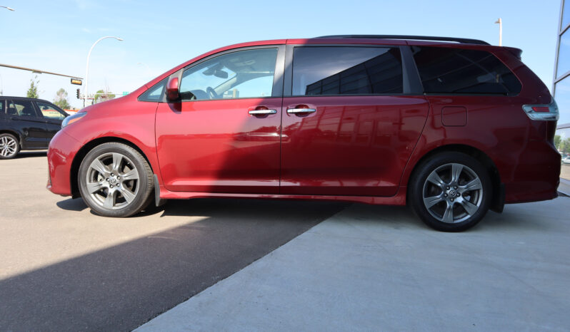 2020 TOYOTA SIENNA SE full