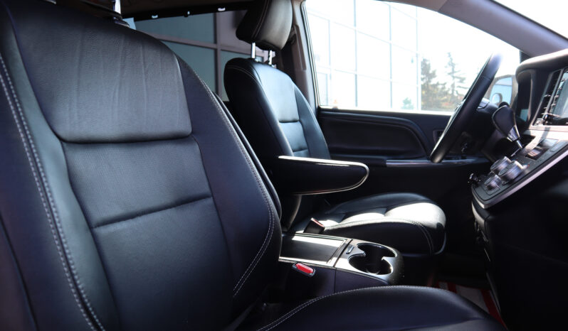 2020 TOYOTA SIENNA SE full