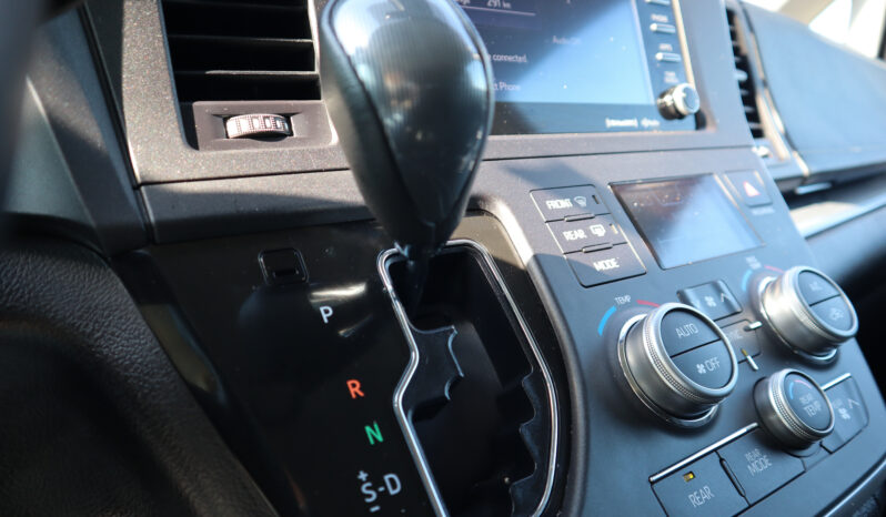 2020 TOYOTA SIENNA SE full